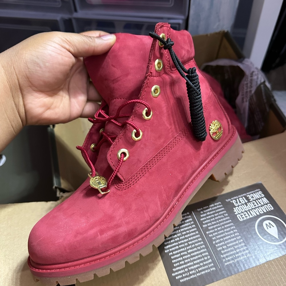 Red timberlands - Picture 1 of 2